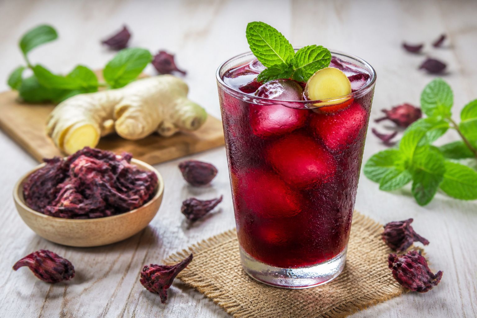 Recette de bissap : la boisson d'hibiscus idéale
