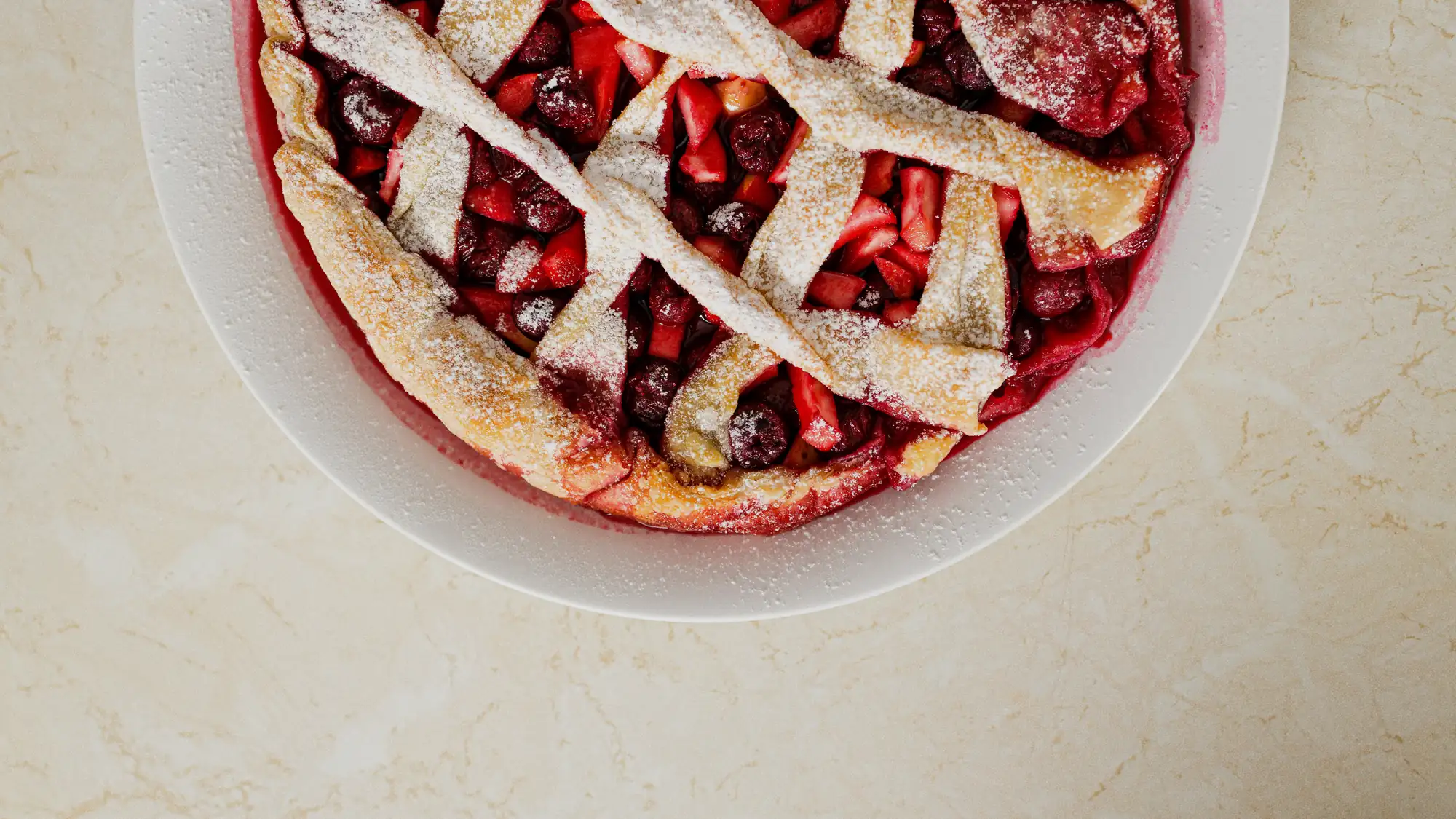 Tarte aux fruits à croisillons sortie du four