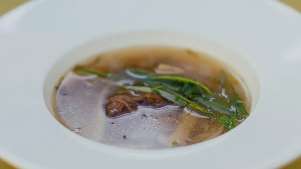 Consommé clarifié : réussir le radeau sans le casser