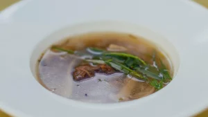 Consommé clarifié : réussir le radeau sans le casser