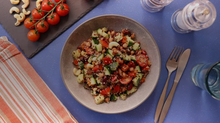 Cuisson du quinoa : eau, temps et repos pour un grain léger