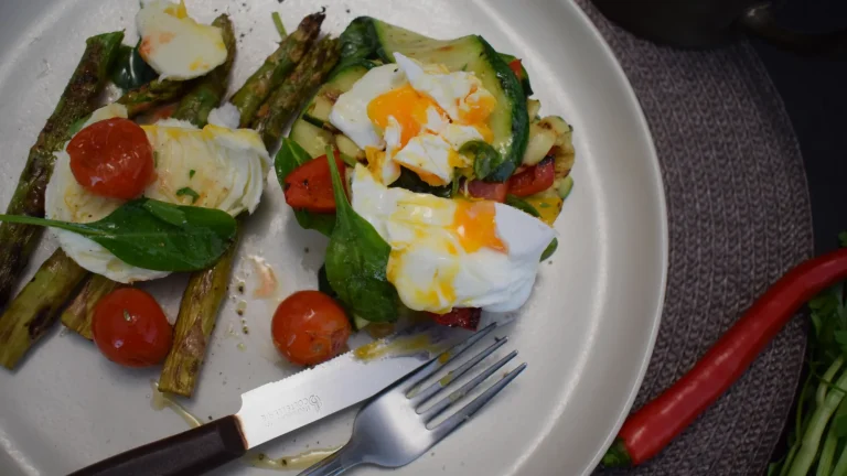 Œuf poché : recette, temps par calibre et astuce passoire