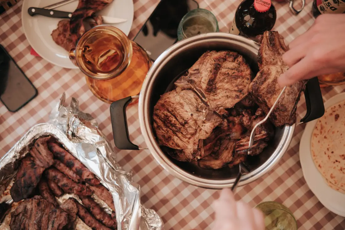 Thermomètre à sonde planté dans une viande