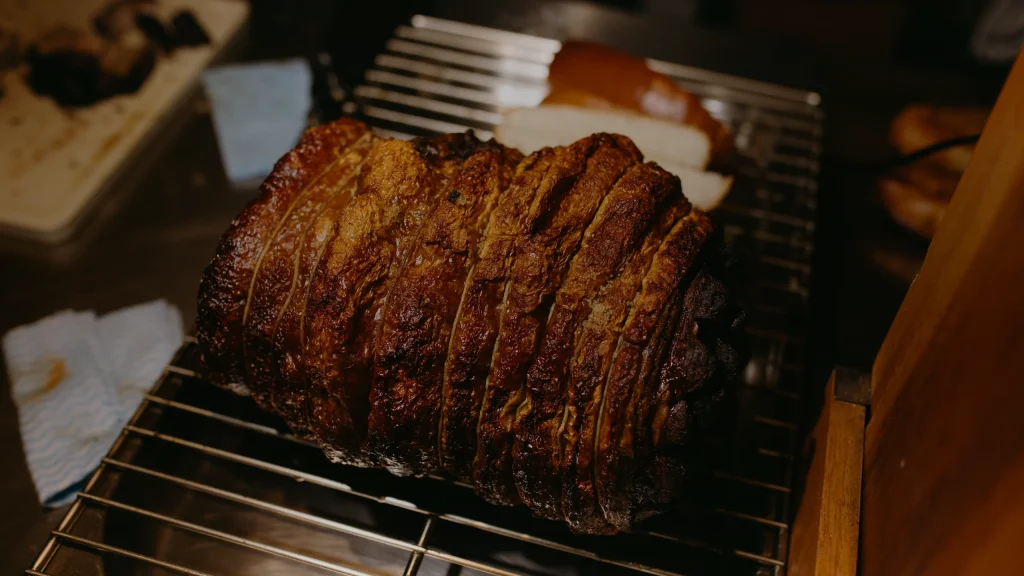 Rôti de porc cuit au four sur une grille