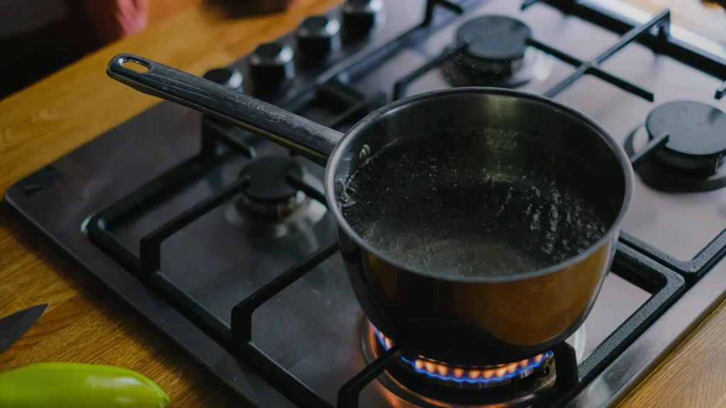 Casserole d'eau en ébullition sur une plaque à gaz