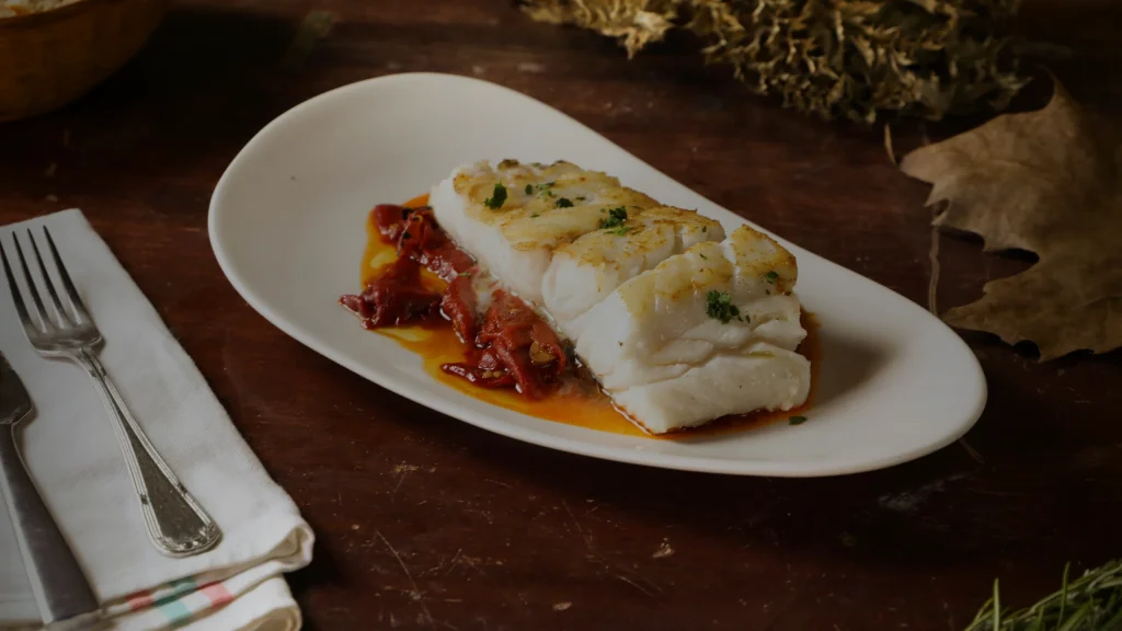Poisson blanc nappé de sauce tomate à l'huile d'olive