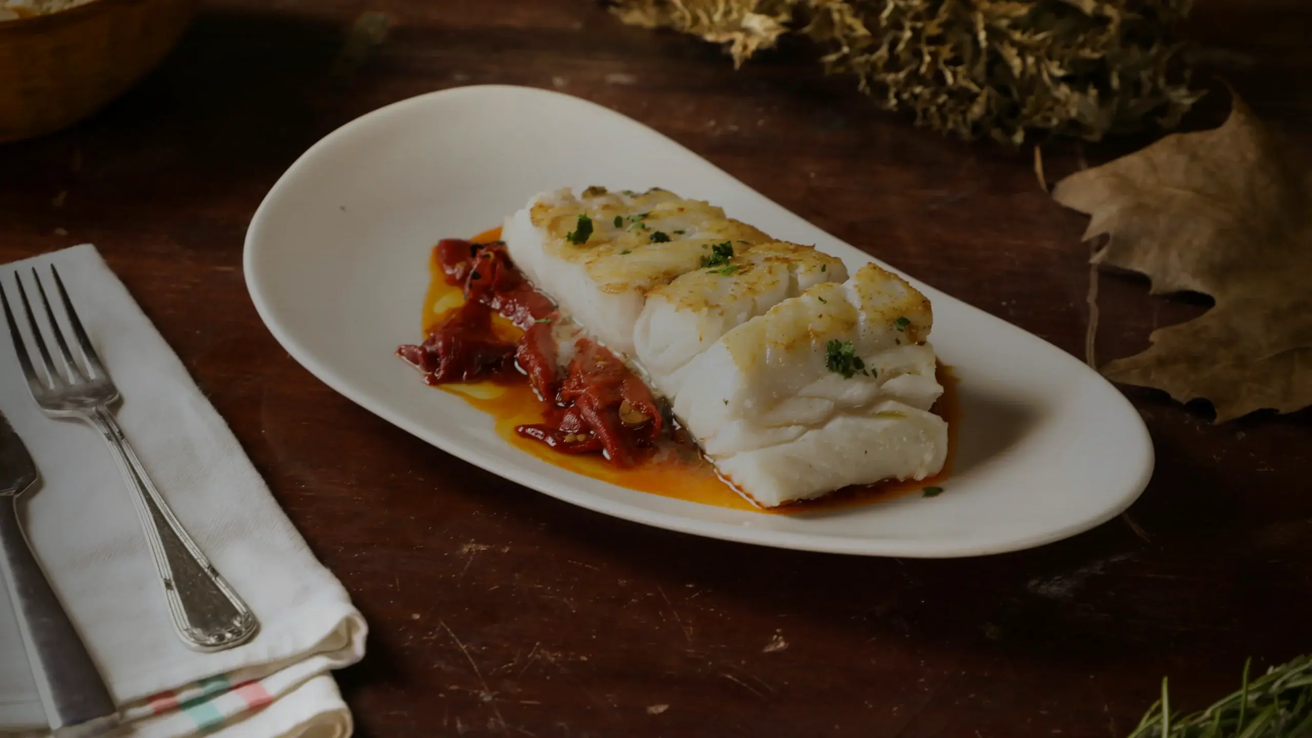 Poisson blanc nappé de sauce tomate à l'huile d'olive