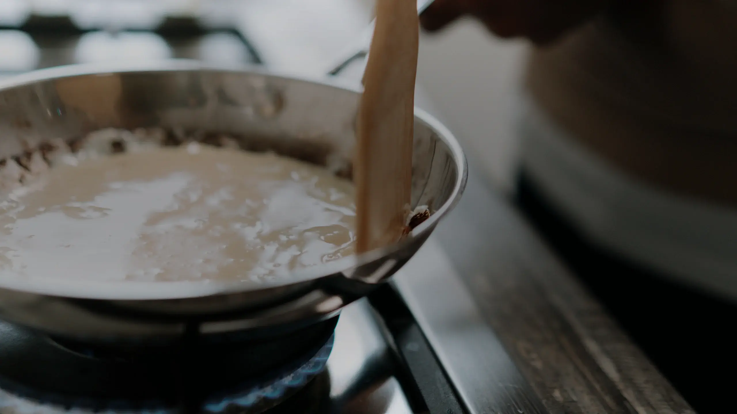Sauce blanche en cours de cuisson dans une sauteuse