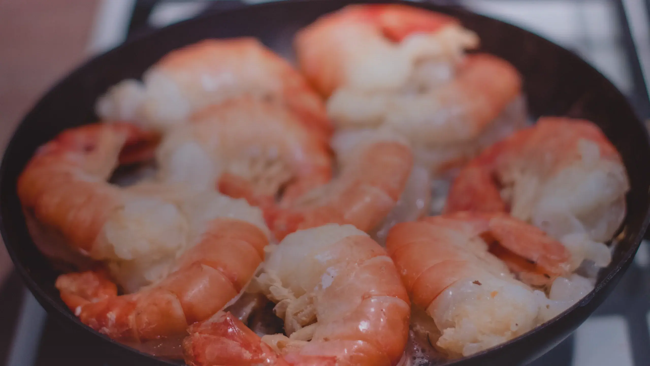 Crevettes décortiquées dans une poêle noire