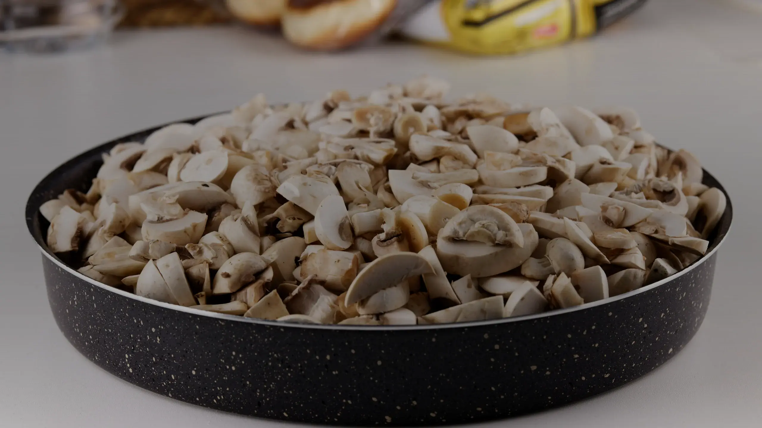 Champignons émincés dans une poêle, base de la sauce forestière