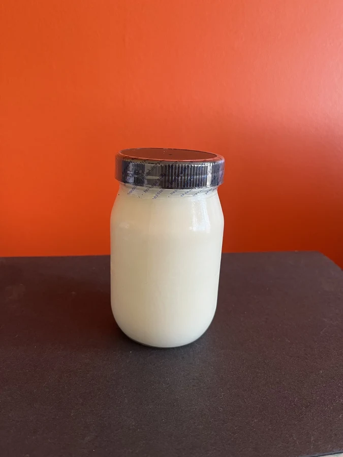 Bocal de sauce Mornay maison, crème épaisse et lisse